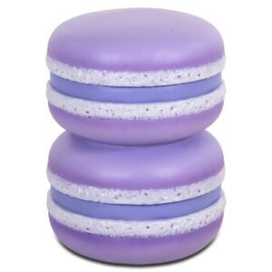 Lila Macarons, auf Weiß gestapelt – dekorativ und lecker.
