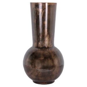Kupfervase mit großem, rundem Sockel und schmaler Öffnung.