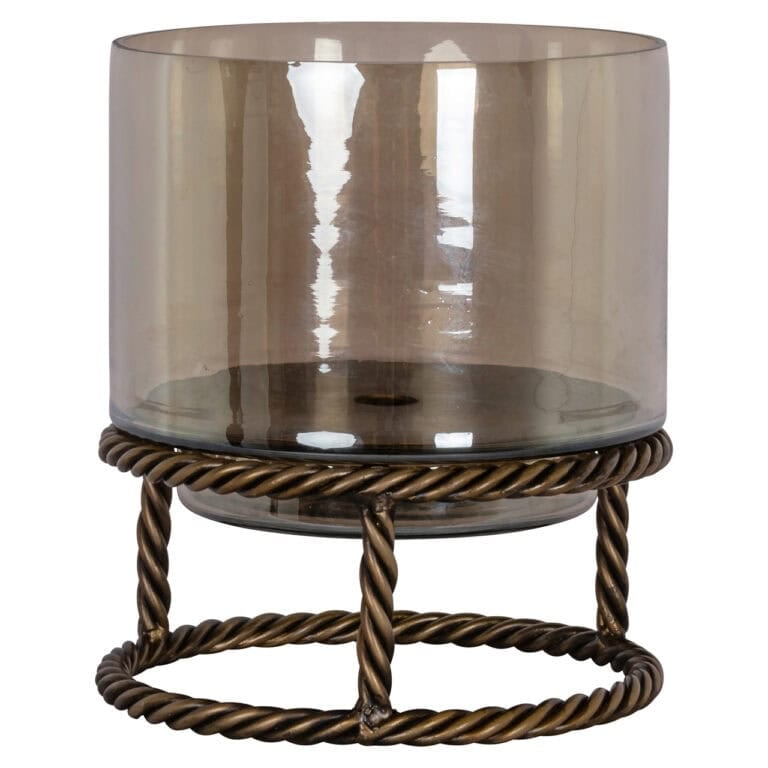 Petite « Lampe ouragan » antique en laiton, posée sur un socle métallique.
