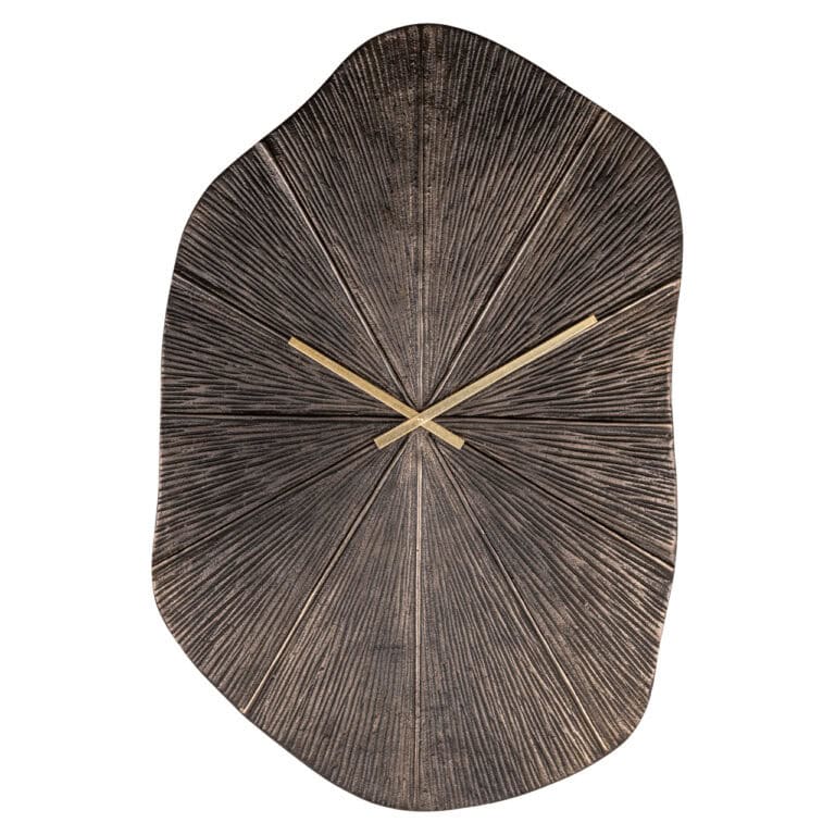 Moderne bronzen klok met natuurlijke textuur en uniek ontwerp.