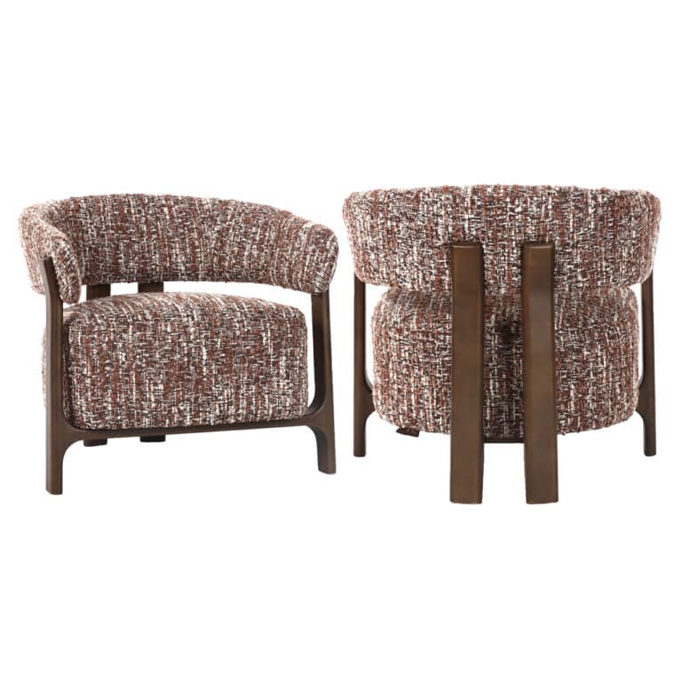 Dalara lounge stoel in hazelkleurige stof met houten poten.