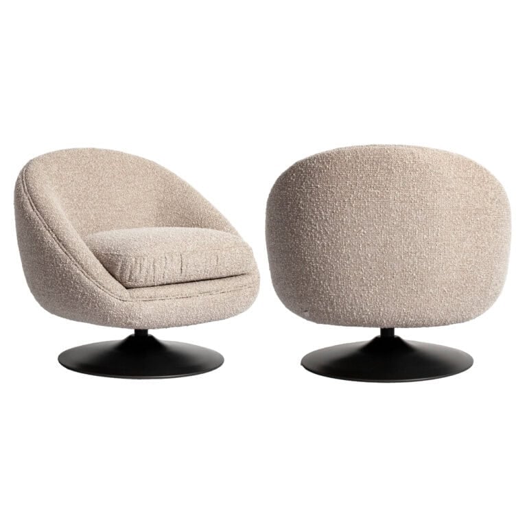 Chaise longue Chaise en tissus naturels, avec piètement noir pivotant.