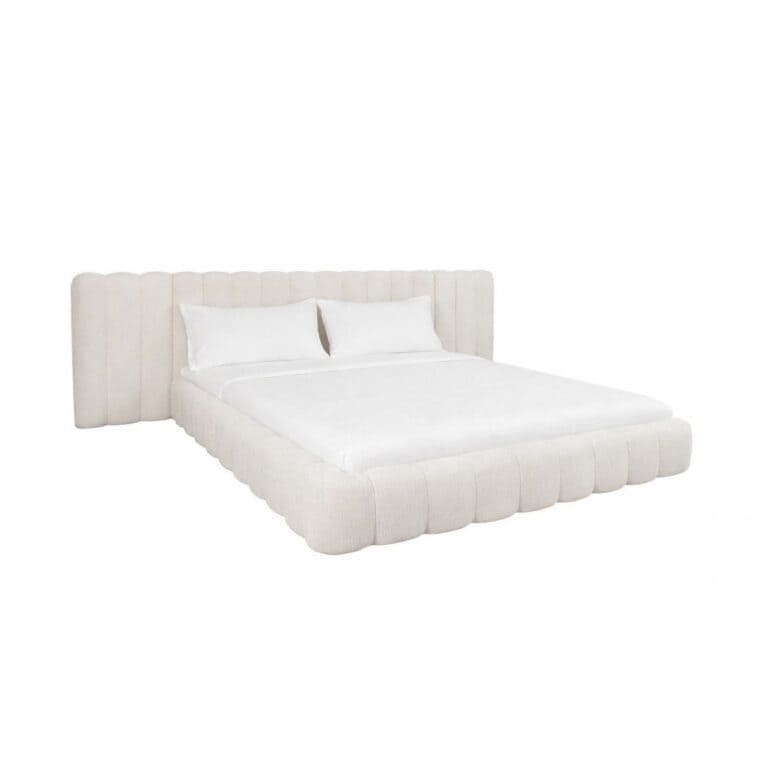 Luxe cream bed met gestoffeerde hoofdbord en opbergruimte.