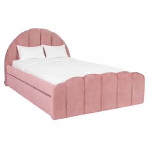 Rosa Samtbett mit Kopfteil und weißen Kissen.