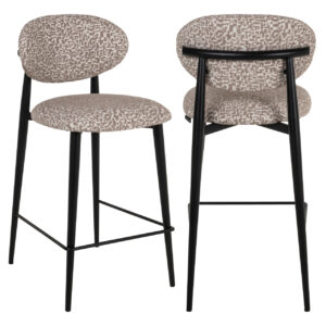 Chaises de comptoir modernes, avec un motif géométrique beige et des pieds noirs.