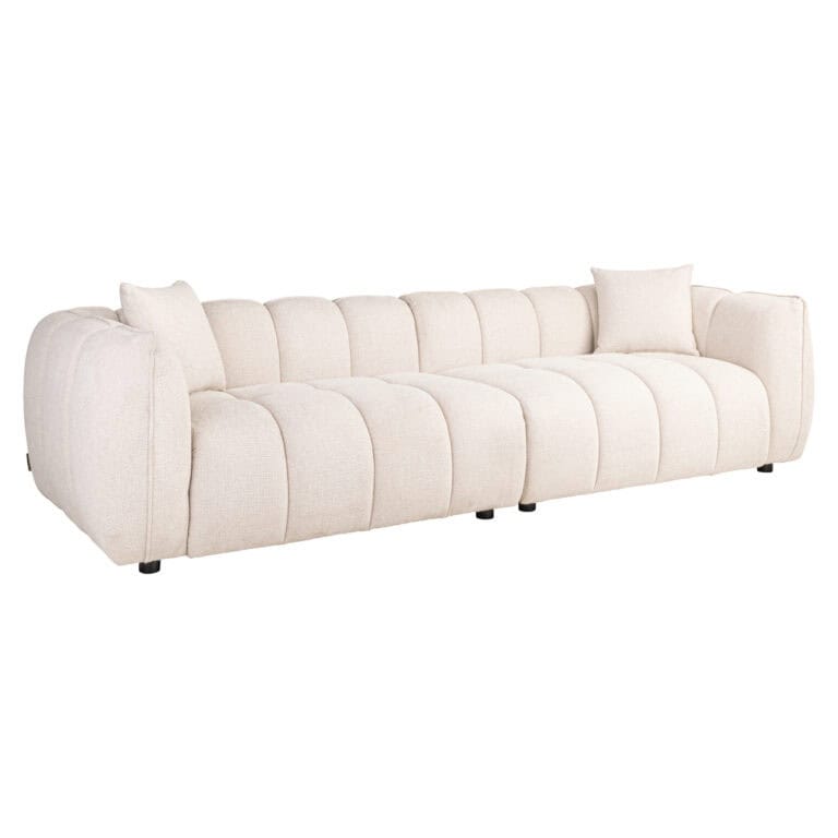 Canapé de luxe avec une sellerie couleur crème et des coussins confortables.