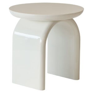 Table d'appoint blanche Merrick avec plateau rond et piètement en forme d'arc.