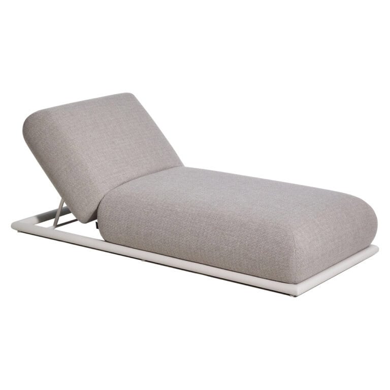 Luxuriöses Outdoor-Tagesbett in Greige mit weißem Gestell zum Entspannen.