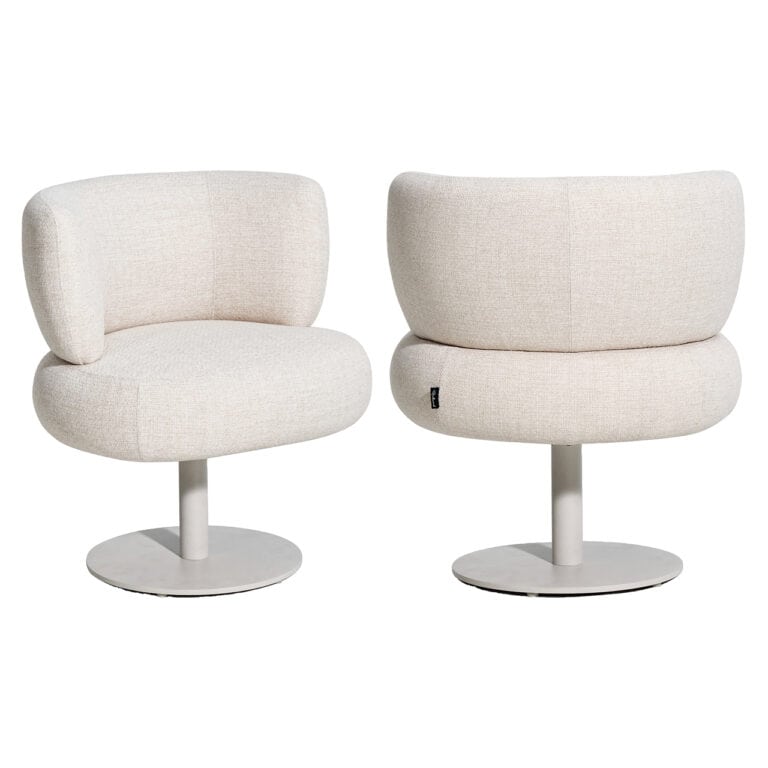 Deux chaises de salle à manger pivotantes de couleur beige, dotées d'un piètement rond et d'un rembourrage moelleux.