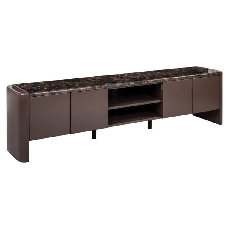 Schokoladenbrauner TV-Schrank mit Marmorplatte und offenen Fächern.