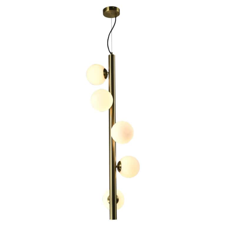 Suspension moderne avec une finition dorée et six boules en verre blanc.