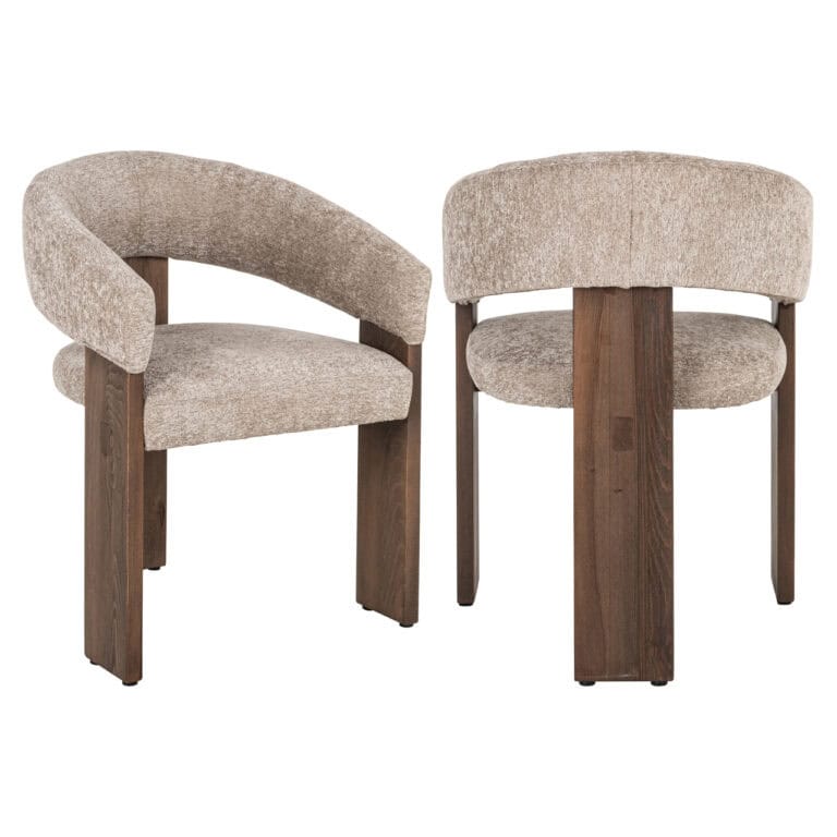 Eetkamerstoel Avara met houten poten en beige bekleding.