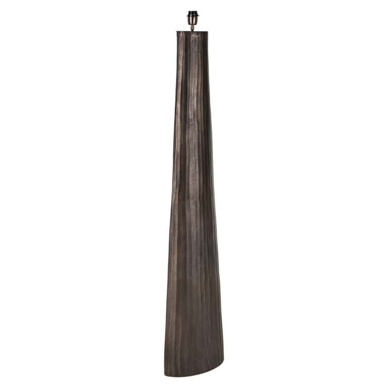 Bronzen vloerlamp Velvyn met slanke, hoge vorm voor modern interieur.