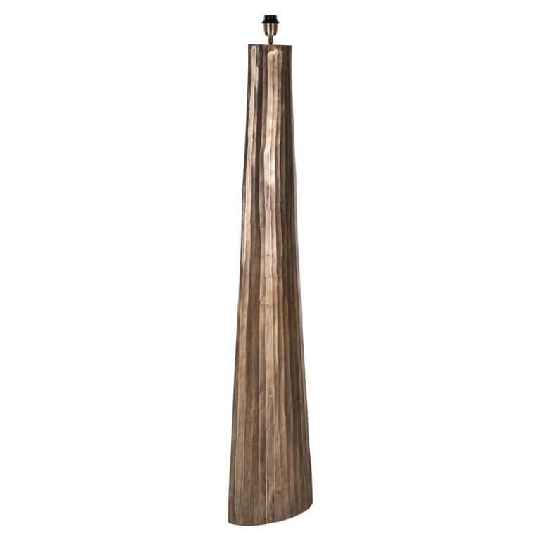Brass antieke vloerlamp met houten voet voor interieurdecoratie.