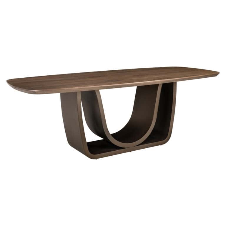 Table à dîner e moderne de style Windsor avec bois de noyer et piètement en laiton.