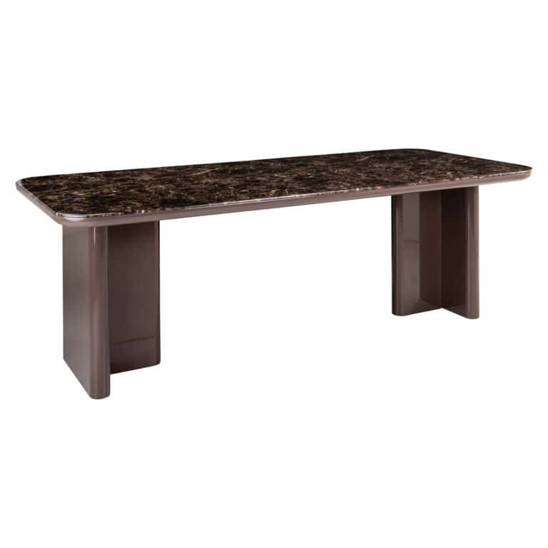 Table à dîner , couleur brun chocolat, avec plateau en marbre et pieds robustes.