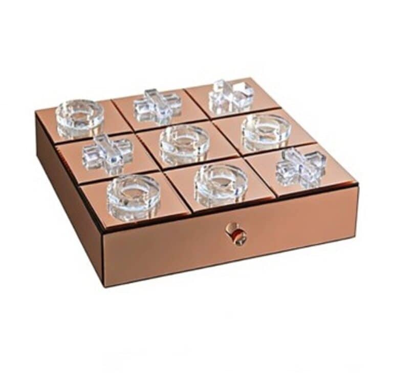 Jouet décoratif composé de blocs en verre et d'un socle en bois de couleur marron.