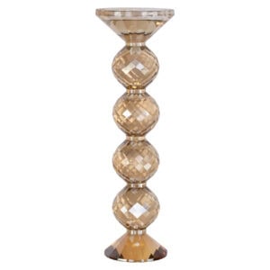 Chique champagnekleurige kandelaars met faceted design voor elegant interieur.