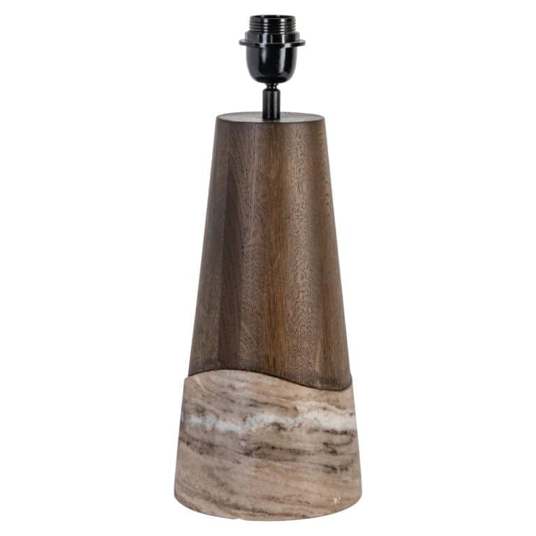 Moderne tafellamp met houten basis en zwart fitting voor verlichting.