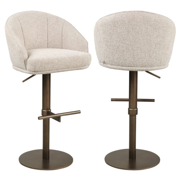 Moderne beige swivel barstoel met metalen voet en comfortabele bekleding.
