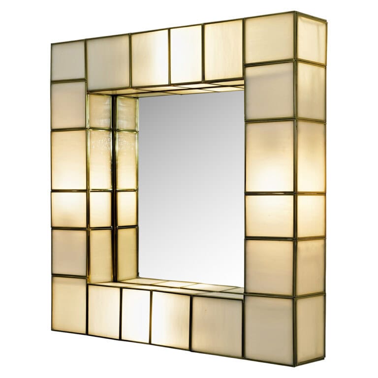 Moderne wandspiegel met brass afwerking en zachte verlichting.