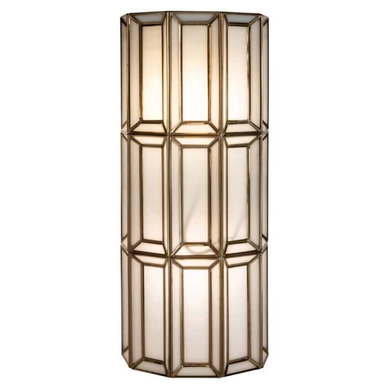 Elegante wandlamp met opal glas en antieke brass afwerking.
