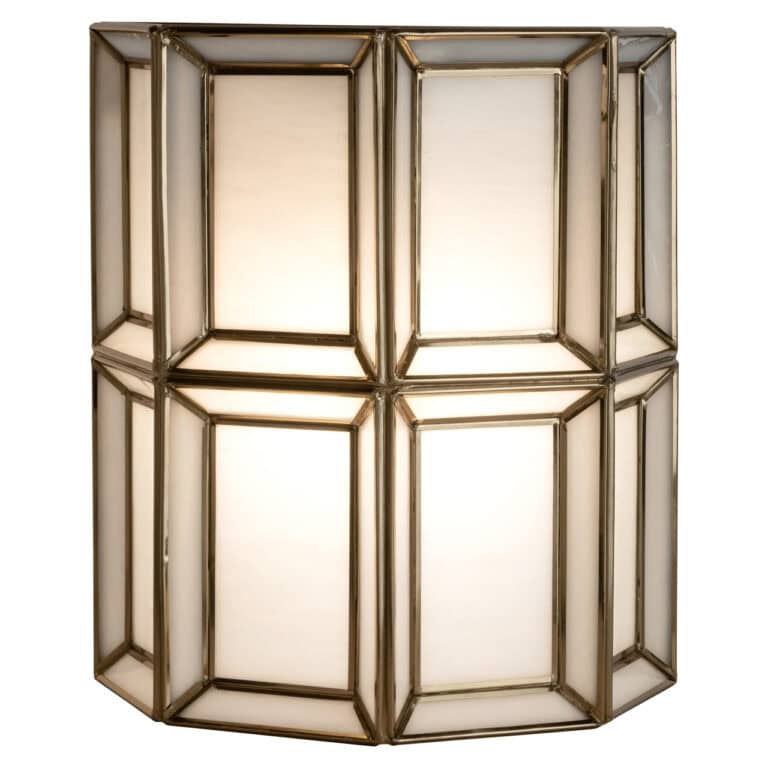 Elegante wandlamp Amara met brass afwerking en antieke details.