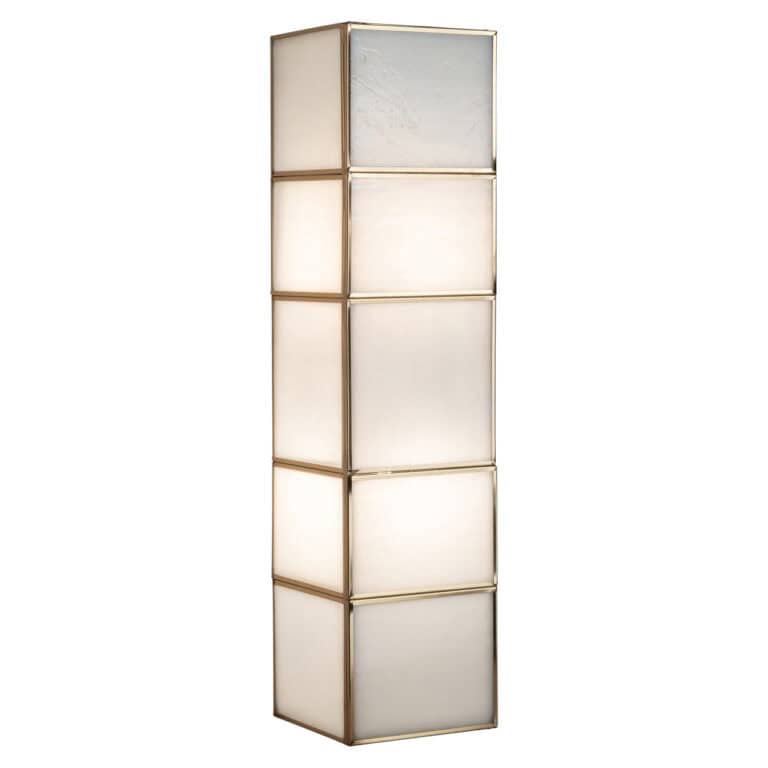 Livia wandlamp met brass afwerking en grote vierkante panelen.