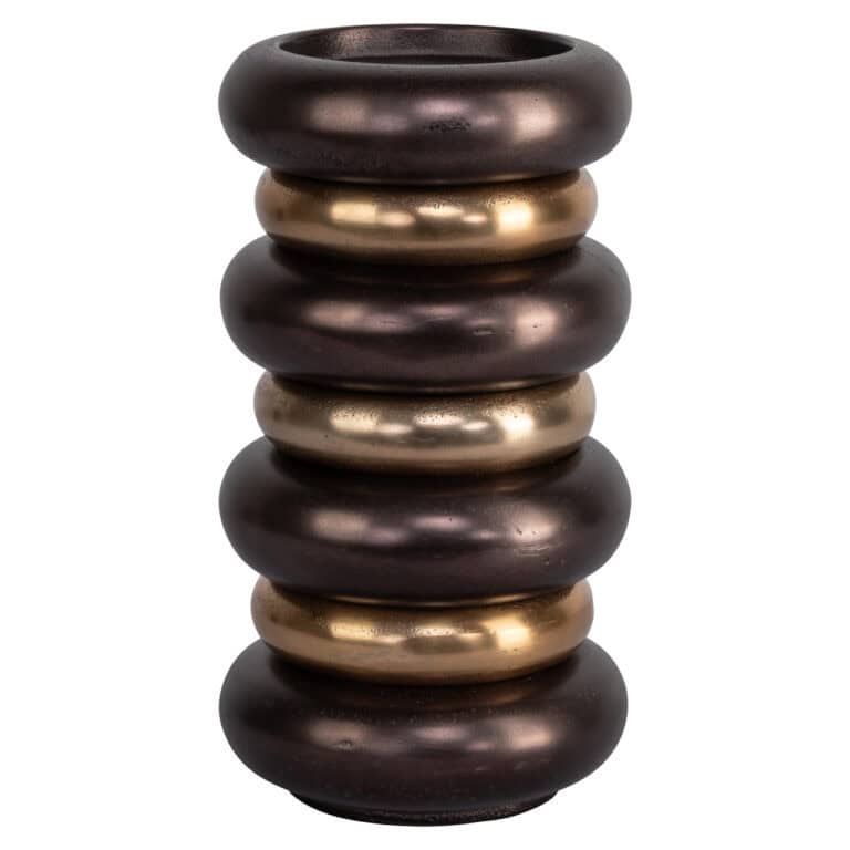 Grote bronzen kandelaar Eve met ronde vormen en metallic afwerking.
