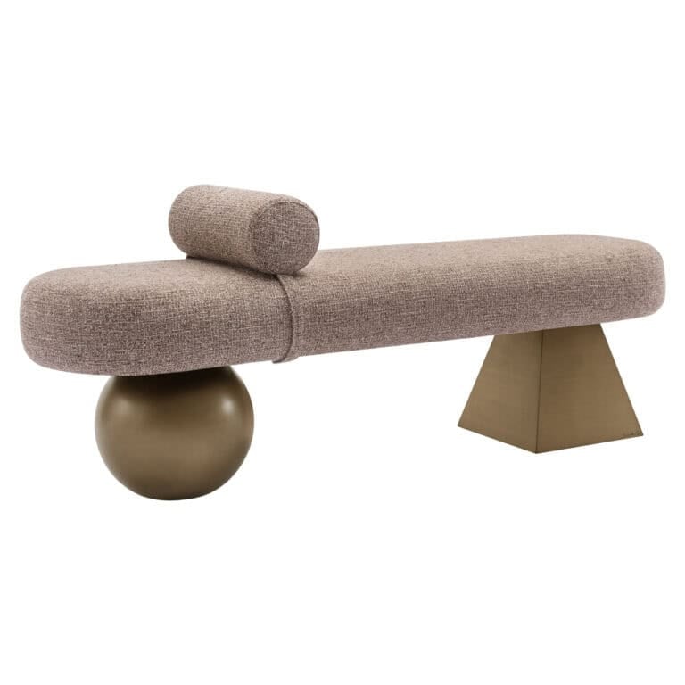 Design bank met ronde en hoekige elementen in beige en goudkleurig.
