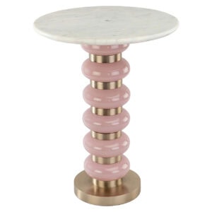 Table d'appoint moderne rose avec des touches dorées et un plateau en marbre.