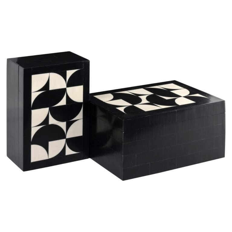 Set aus zwei schwarzen und weißen Aufbewahrungsboxen mit geometrischem Muster.