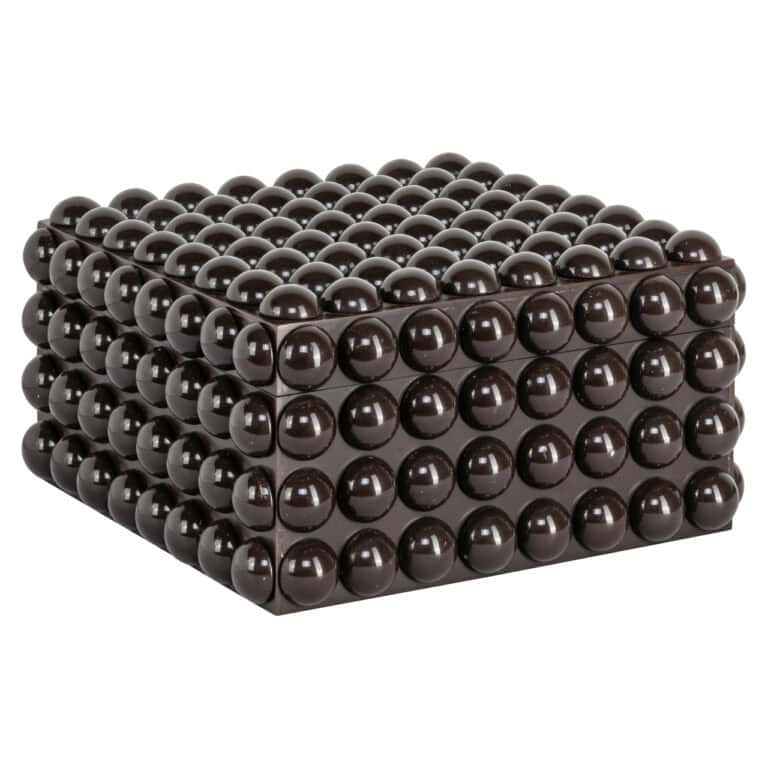 Grande boîte de rangement marron foncé avec des boutons ronds pour s'organiser.