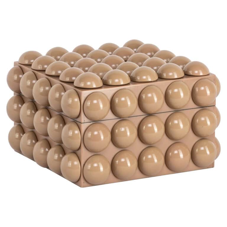Petite boîte de rangement beige avec des boutons ronds pour s'organiser.
