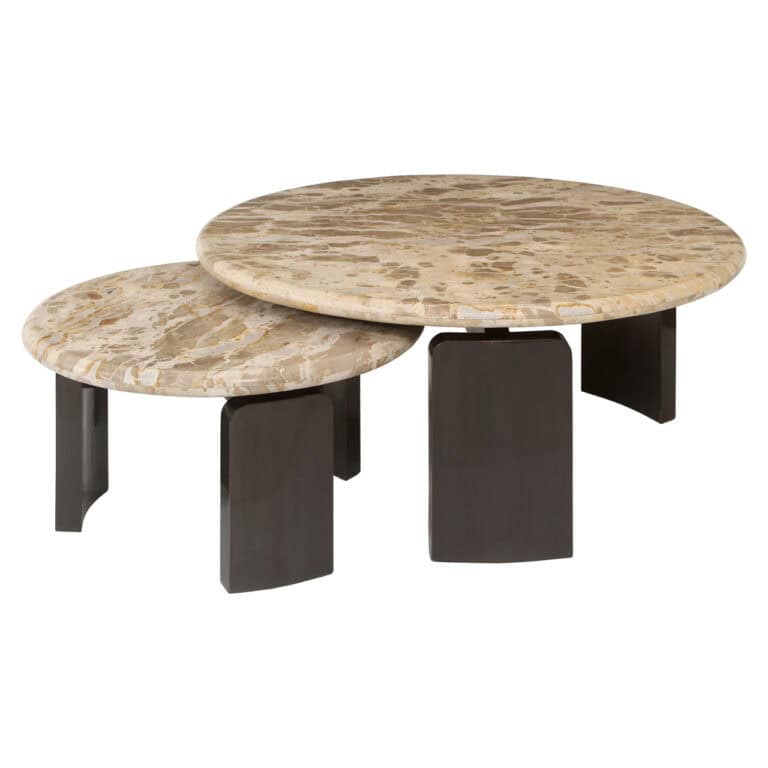 Set van twee salontafels met bronzen marmeren bladen en zwarte onderstellen.