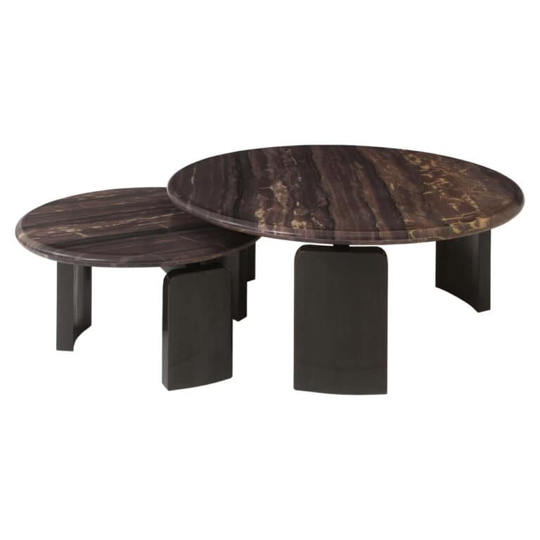 Ein stilvolles Set aus zwei Couchtischen mit Marmorplatten und schwarzen Beinen.