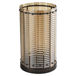 Grande Lampe ouragan » de couleur marron, avec des détails en bois et une structure métallique.