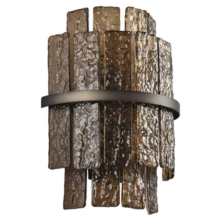 Bruine wandlamp met rustieke houten elementen en metalen band.
