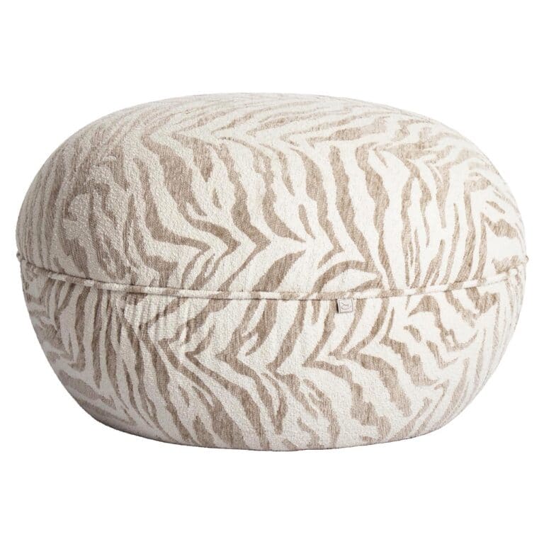 Beige tiger print poef en voetenbank voor moderne woonkamer.