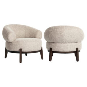 Montana lounge stoel met zachte, natuurlijke bekleding en houten poten.