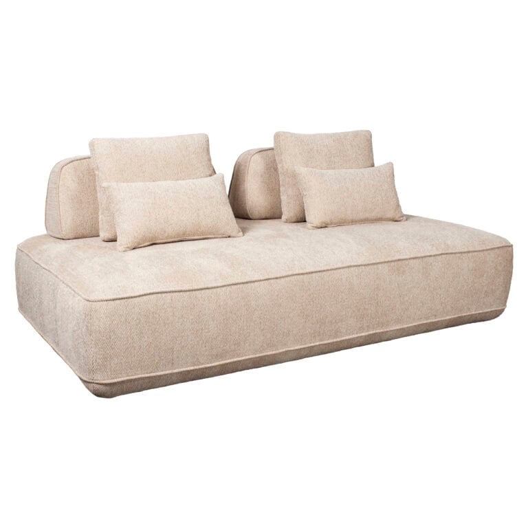 Lichte beige Bank Tudor met losse rugkussens en een modern design.