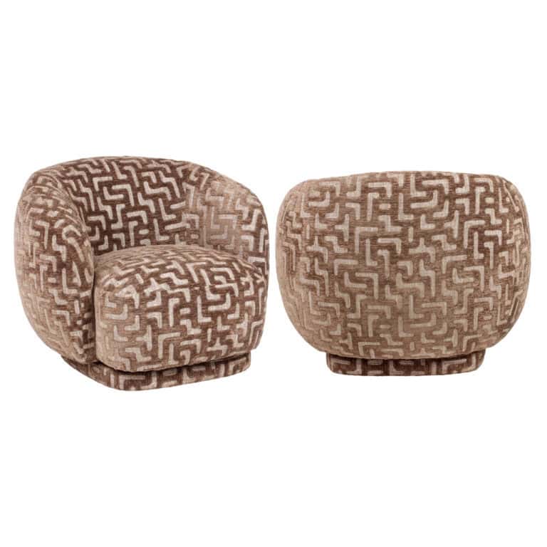 Lounge-Sessel „Negreslo“ in Braun mit Labyrinth-Muster, drehbar.