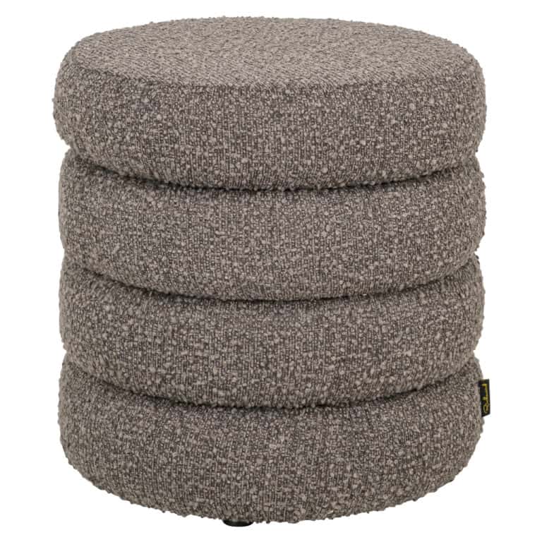 Bruine chunky poef en voetenbank voor woonkamer decoratie.