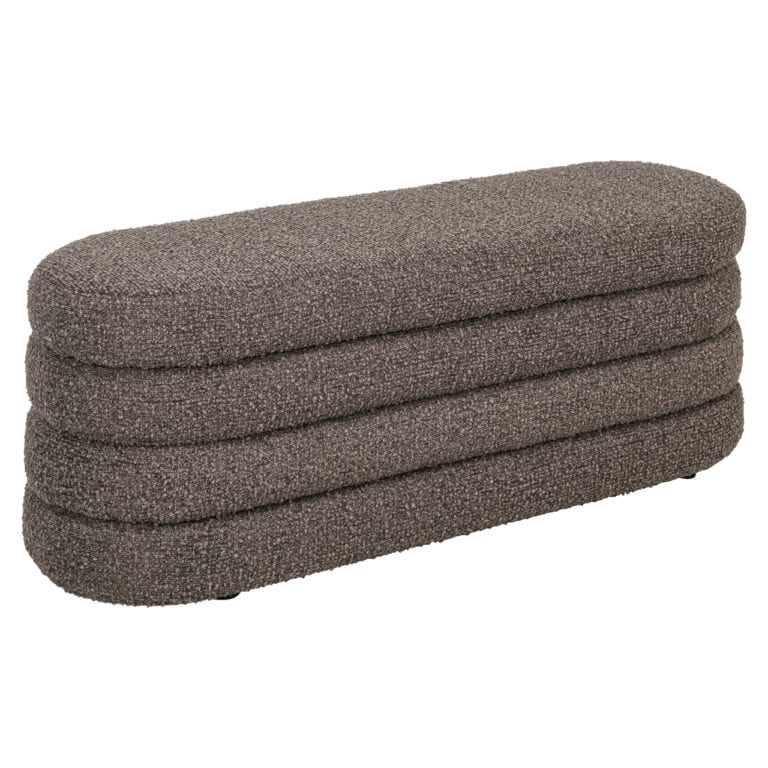 Brauner, klobiger Sitzhocker und Fußhocker als Wohnzimmerdekoration.