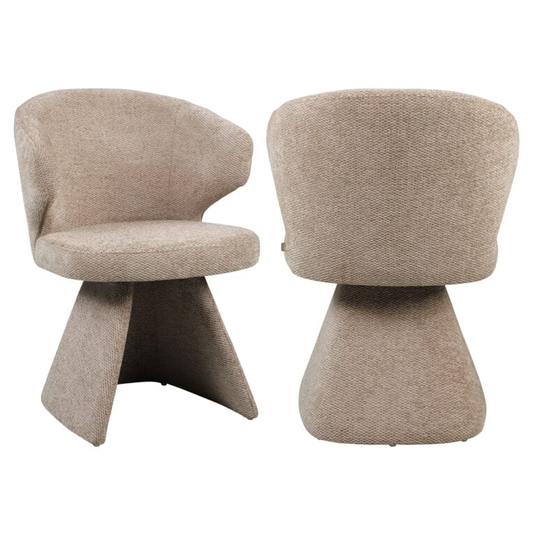 Moderne mocca eetkamerstoel met comfortabele zitting en unieke vorm.