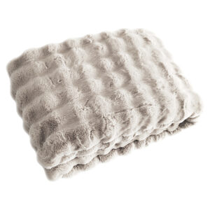 Zachte, luxe pluche deken in cream kleur voor interieurdecoratie.
