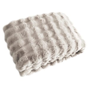 Luxe pluche dekentje in cream kleur, zacht en warm voor interieur.