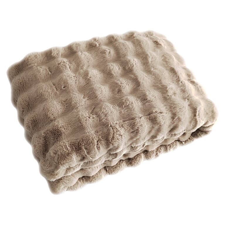 Luxuriöses, beiges Plüsch-Plaid für eine gemütliche Atmosphäre.