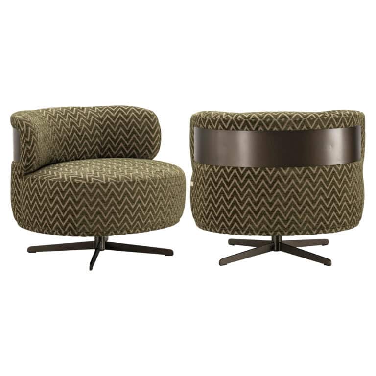Moderne lounge stoel met moss groene chevron stof en zwart metalen onderstel.