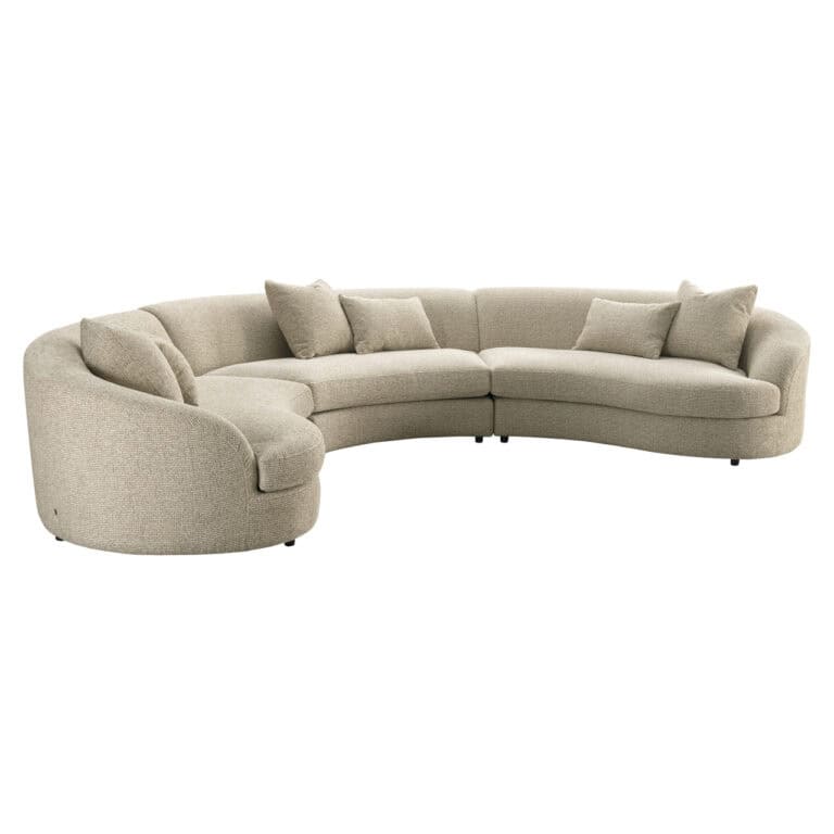 Luxe bank met beige stoffen bekleding en kussens.